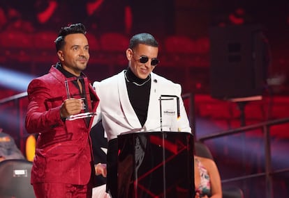 Los cantantes puertorriqueños Luis Fonsi y Daddy Yankee en los Premios Billboard de la Música Latina.