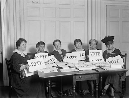 <p>A principios del XX, políticamente solo contaban con el apoyo del Partido Laborista. Liberales y conservadores se negaban a aceptarlo; los primeros porque estaban convencidos de que si les daban opción, votarían a los conservadores; y estos porque, en general, extender el voto no les parecía bien, y menos hacia las mujeres.</p><p><b>En la imagen.</b> Reunión de la Liga Nacional de Mujeres Votantes, en 1924.</p>
