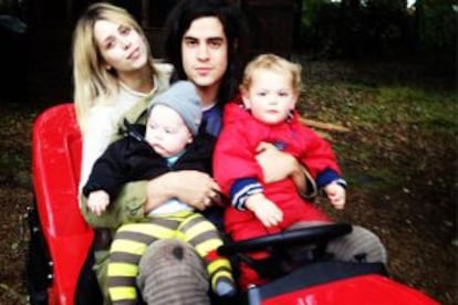 Peaches Geldof, junto a su esposo e hijos.