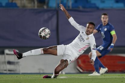 Eder Militao se lanza para intentar controlar el balón, durante el encuentro que disputan Real Madrid y Chelsea. 