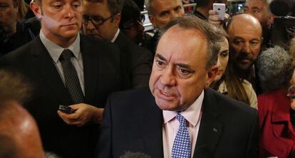 Alex Salmond atiende a los periodistas este lunes en el aeropuerto de Edimburgo.