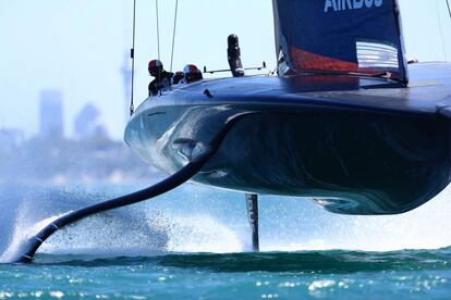 El INEOS Team UK navega en el quinto día de la 36ª Copa América de vela en Auckland, en Nueva Zelanda.