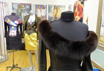 Un vestido con una cola de zorro en una tienda de San Francisco.