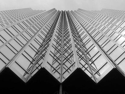 Revestidas con vidrio reflectante dorado, las torres están unidas por un atrio acristalado de 40 metros de altura.