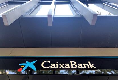 Logo de Caixabank en una de sus oficinas en Madrid (España)