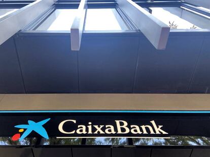 Logo de Caixabank en una de sus oficinas en Madrid (España)