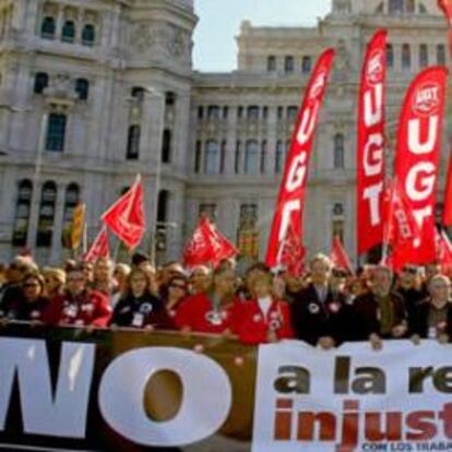 Cabecera de lamanifestación contra la reforma laboral a su paso por el Ayuntamiento deMadrid en Cibeles.