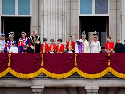Saludo de Carlos III desde el balcón del palacio de Buckingham.