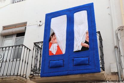 Una de las obras de 'urban knitting' en el balcón de una casa de la villa de Iznájar (Córdoba).