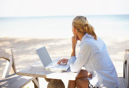 Llevarse el ordenador a la playa es un error de principiante si realmente buscas descansar.