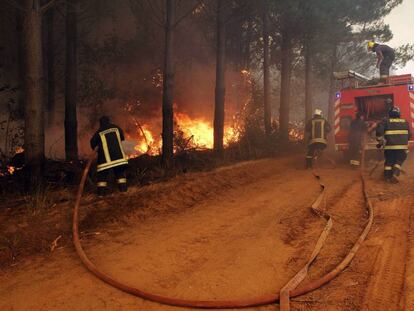 Bomberos trabajan en la extinci&oacute;n de un incendio el domingo en la provincia de Cauquenes (Chile).