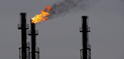 Chimeneas en la refiner&iacute;a de gas y petr&oacute;leo de Brazi, al norte de Bucarest, Ruman&iacute;a.