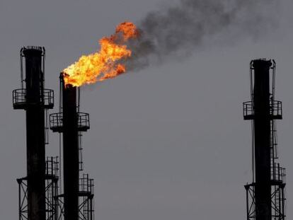 Chimeneas en la refiner&iacute;a de gas y petr&oacute;leo de Brazi, al norte de Bucarest, Ruman&iacute;a.