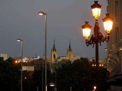 En primer plano, las farolas isabelinas. Al fondo, las modernas en la plaza de las Cortes.