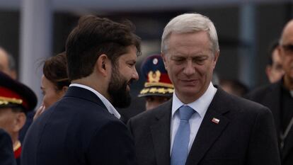Gabriel Boric y José Antonio Kast en la ceremonia de cambio demando militar, en Santiago, el 9 de marzo.