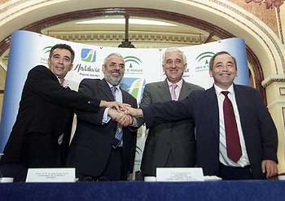 Julio Ruiz, Antonio Ortega, Santiago Herrero y Manuel Pastrana, ayer, antes de firmar en Sevilla el pacto.