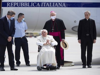Benedicto XVI, el pasado 22 de junio en el aeropuerto de Múnich, poco antes de su regreso al Vaticano.