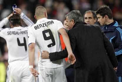 Mourinho celebra con Benzema el gol del francés al Lyon.