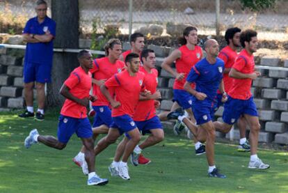 La plantilla del Atlético se entrena ayer con normalidad y observada por Gregorio Manzano, su técnico.