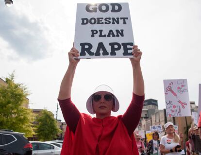 Una mujer protesta en Alabama contra la nueva normativa restrictiva con el aborto vestida como una de las criadas de la adaptación televisiva de la novela de Margaret Atwood.