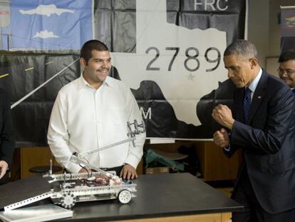 Barack Obama con el estudiante Patrick Sandoval (centro).