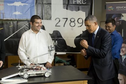 Barack Obama con el estudiante Patrick Sandoval (centro).