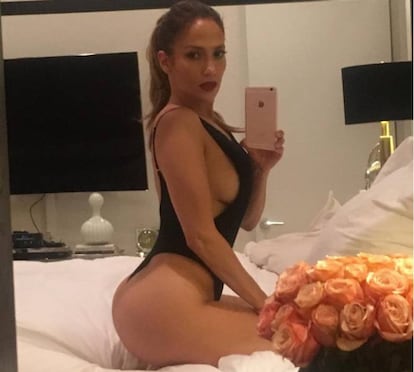 Es innegable que Kim Kardashian ha creado escuela en esto de los 'selfies'. Por eso, no es de extrañar que Jennifer Lopez, otra de las grandes divas mediáticas, tomara buena nota y compartiera esta foto que deja claro que, a sus 47 años (11 más que Kardashian), está estupenda.