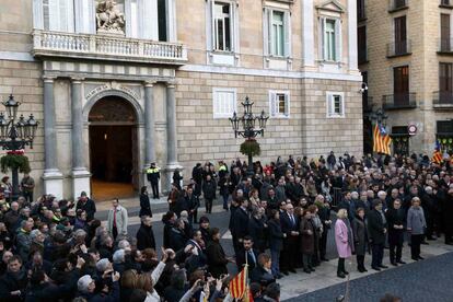 L'expresident de la Generalitat Artur Mas, l'exvicepresidenta Joana Ortega i l'exconsellera Irene Rigau, a les portes del Palau de la Generalitat abans de dirigir-se al Palau de Justícia de Barcelona.