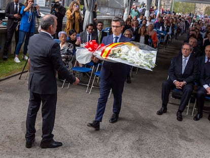 El ministro de Presidencia y Memoria Democrática, Félix Bolaños, entrega un ramo de flores en Gernika. Sentado a la derecha de la imagen, el lehendakari, Iñigo Urkullo, este jueves en la localidad vizcaína.