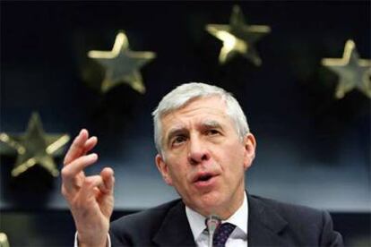 El ministro británico de Exteriores, Jack Straw, se dirige el lunes a la prensa en Bruselas.