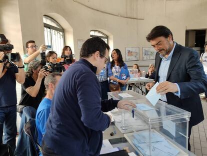 El alcalde popular de Alicante, Luis Barcala, vota en el Mercado Central.