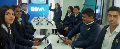 Estudiantes de secundaria en Duitama, Boyacá (Colombia), reciben educación financiera en un aula móvil de BBVA.