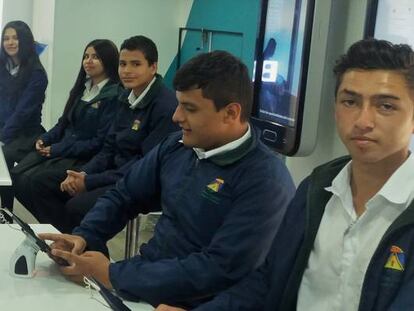 Estudiantes de secundaria en Duitama, Boyacá (Colombia), reciben educación financiera en un aula móvil de BBVA.