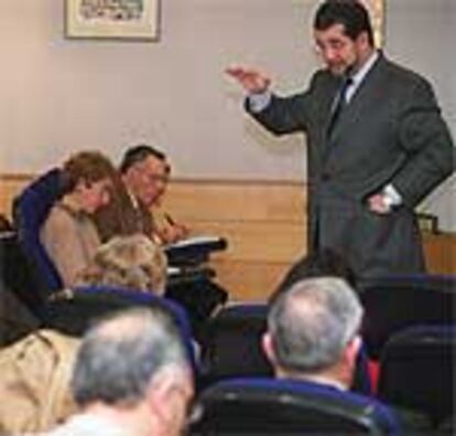 El académico José Antonio Pascual imparte una clase de Lengua en la Carlos III.