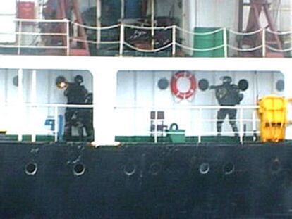 Dos miembros del grupo de élite de la Armada Francesa en el buque <b><i>Winner.</b></i>