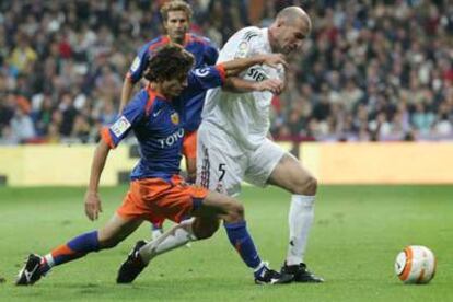 Aimar intenta arrebatar el balón a Zidane bajo la mirada de Baraja.