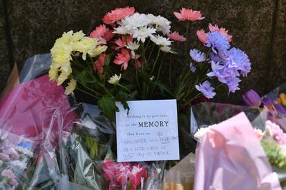 Flores en memoria de las víctimas del atentado del Manchester Arena.