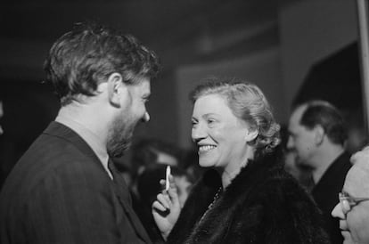 Lee Miller charla con el crítico de arte Frederick Laws en una inauguración de Picasso en Londres en 1950.