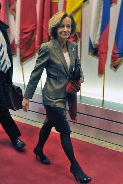 Elena Salgado se dirige a la reunión del Ecofin, ayer en Bruselas.