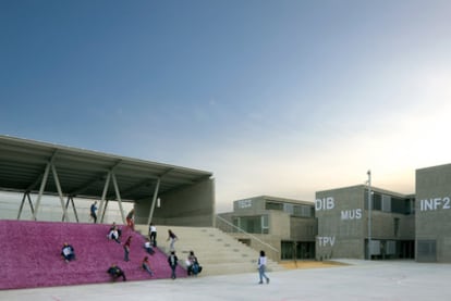 Aspecto de los patios del IES Rafal (Alicante), que ha ganado el FAD de arquitectura.