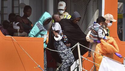 Un grupo de inmigrantes desembarca en Salerno el pasado martes. 