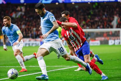 El defensa uruguayo del Atlético de Madrid Jose María Giménez disputa el balón a Luis Alberto, centrocampista de la Lazio.