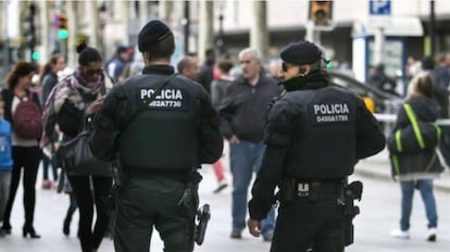 Agents dels Mossos al Portal de l’Àngel de Barcelona.