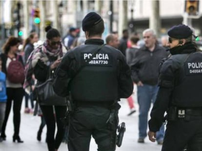 Agentes de los Mossos en el Portal de l&rsquo;&Agrave;ngel de Barcelona. 
 