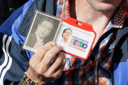 Un seguidor del Gobierno del presidente de Colombia Gustavo Petro sostiene imágenes del presidente Bogotá.