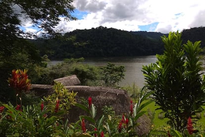 En El Sauce, ubicado junto a una laguna de origen volcánico, hay proyectos de ecoturismo y programas de cultivo sostenible de café y cacao para evitar que la población deforeste la selva.