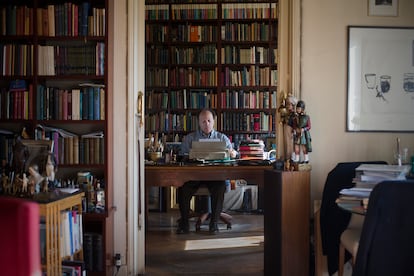 Javier Marías, retratado en su casa de Madrid en 2016.