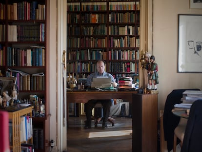 Javier Marías, retratado en su casa de Madrid en 2016.