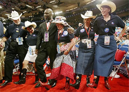 Varios delegados bailan en el Madison Square Garden, donde se celebra la convención republicana.