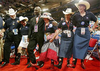 Varios delegados bailan en el Madison Square Garden, donde se celebra la convención republicana.